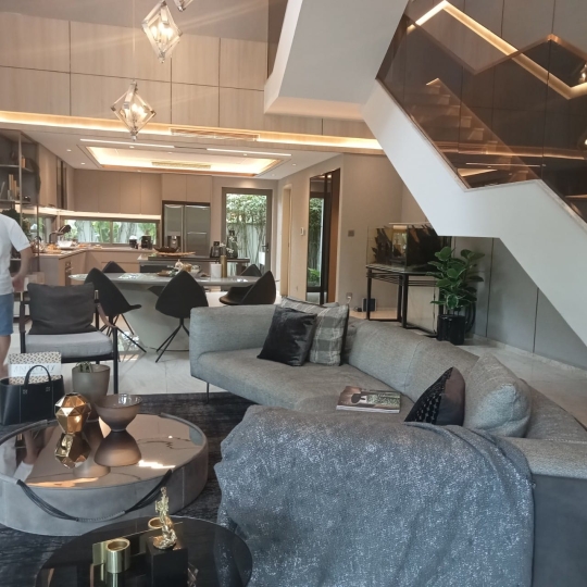 NGÔI NHÀ ĐẦY ÁNH SÁNG VÀ CÂY XANH